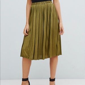 Olive pleated skirt BRAND NEW